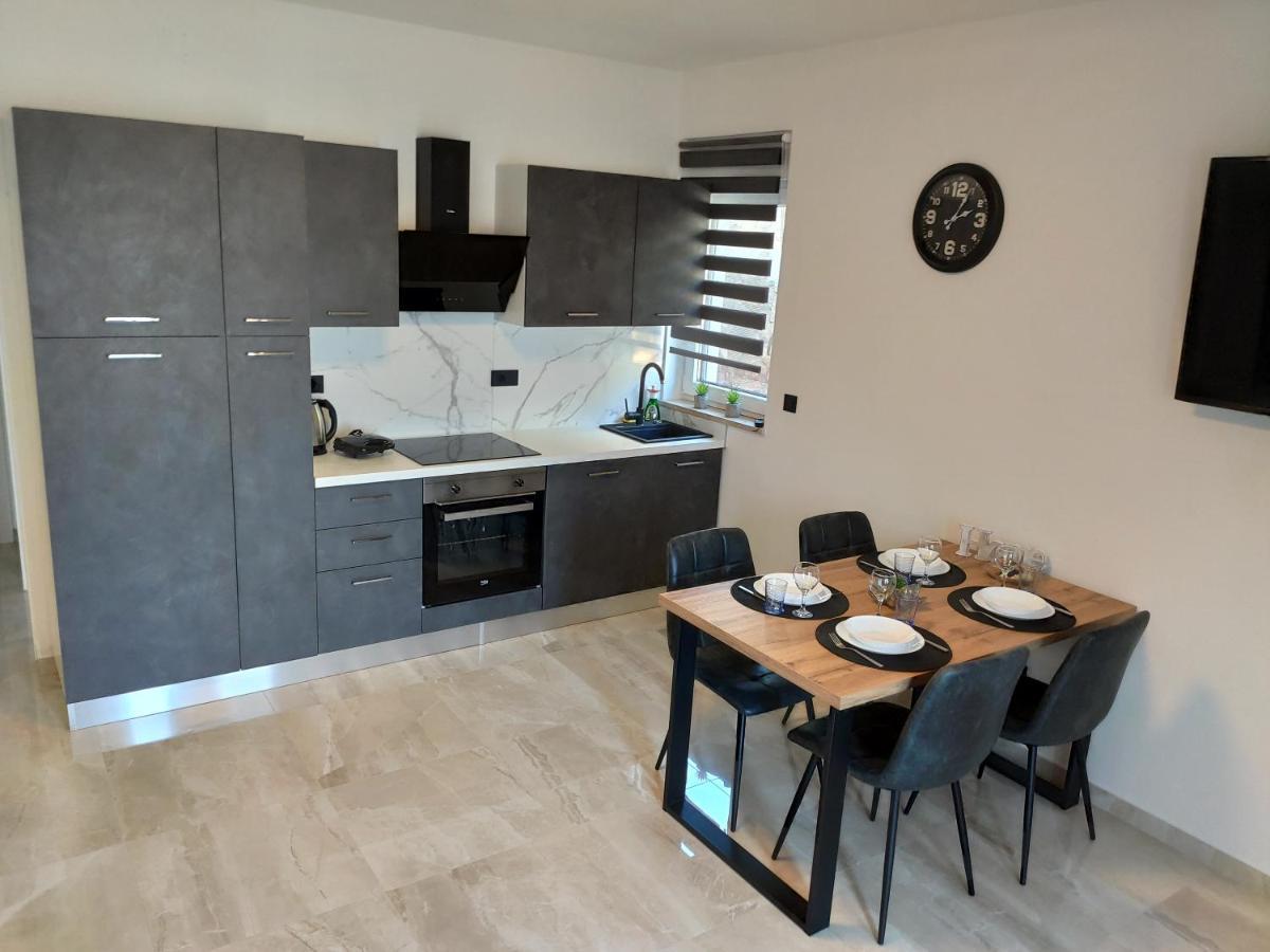 Apartments Pina Kornic Room photo